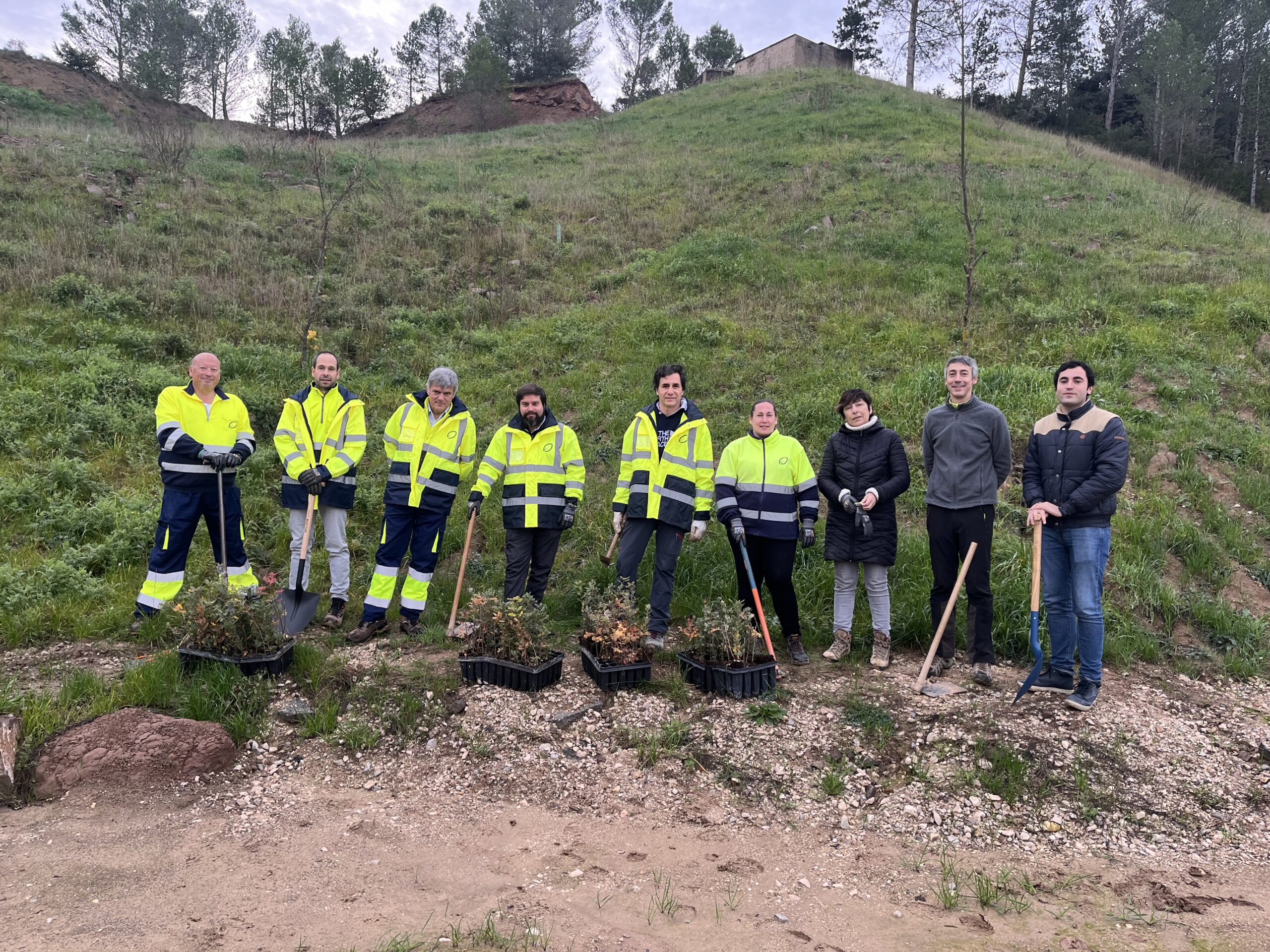 Vecinos y trabajadores de la empresa Geoalcali han unido esfuerzos en la plantación de 200 nuevos árboles junto al monumental Castillo de Javier.
