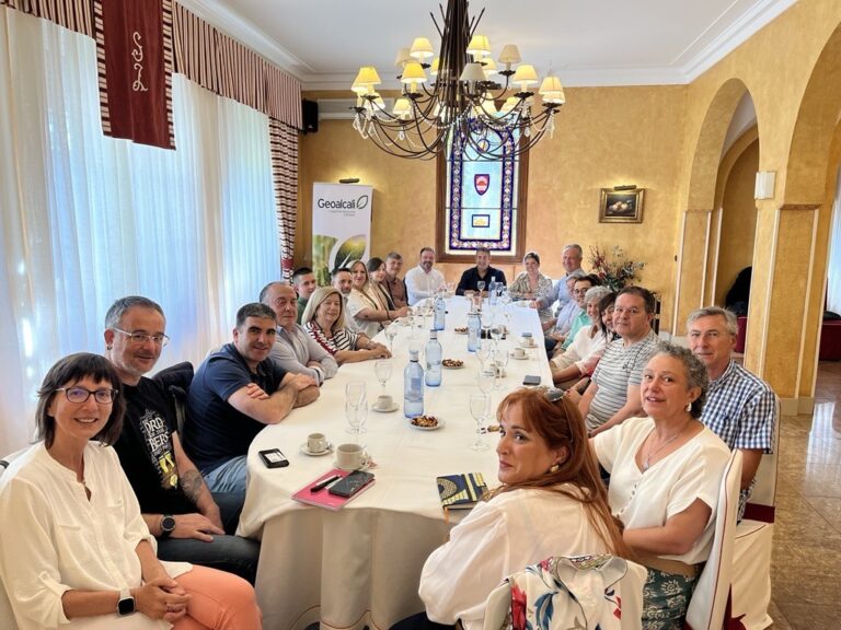 Celebración del desayuno informativo con Carles Alemán y representantes de las comunidades del entorno de Mina Muga